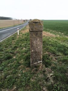 Historický rozcestník v Peruci.